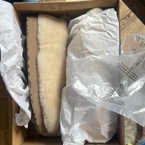 Ugg Classic Cozy bootie size 9 NWT!